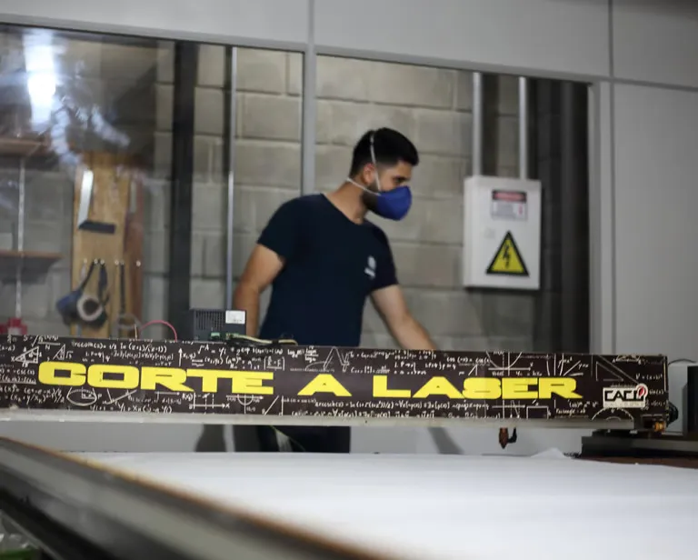 Profissional operando máquina